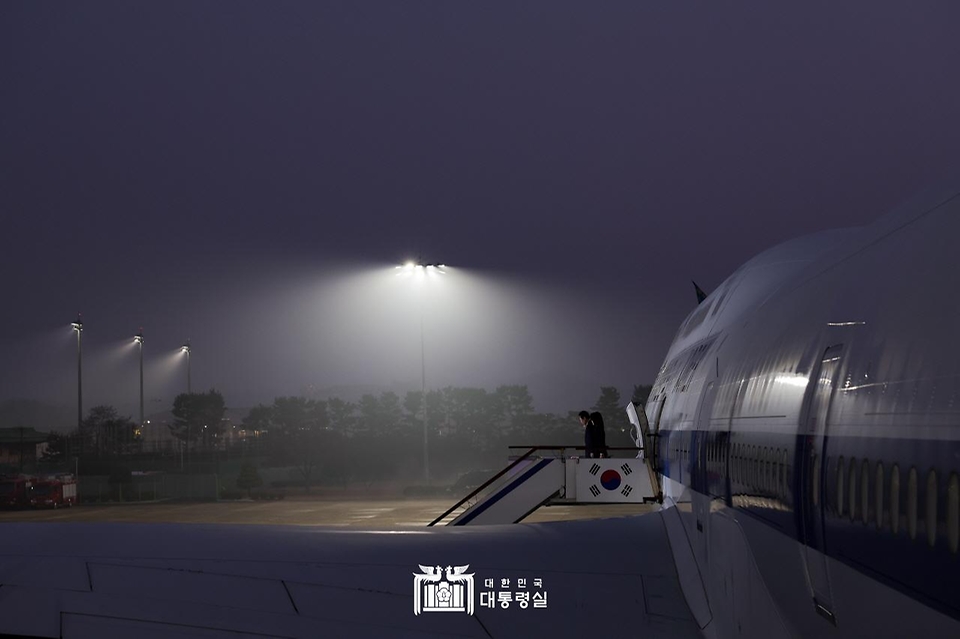 윤석열 대통령과 김건희 여사가 16일 4박 6일간의 동남아시아 순방을 마친 후 경기도 성남시 서울공항에 도착해 공군 1호기에서 내리고 있다.