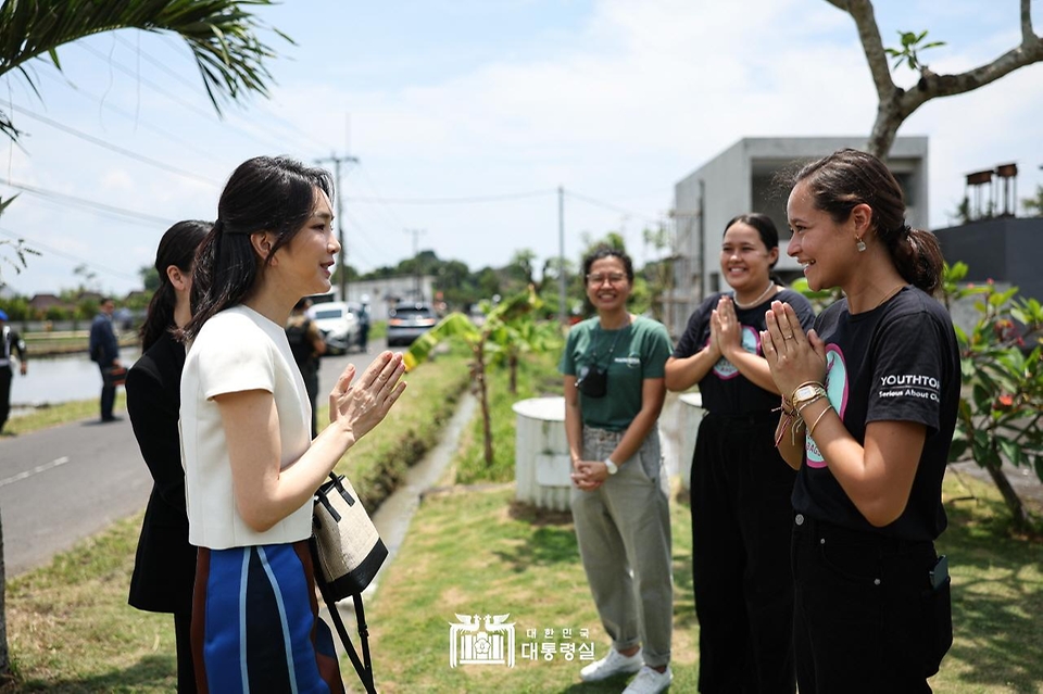 김건희 여사가 14일(현지시간) 인도네시아 발리에 위치한 유스토피아(Youthtopia)를 방문해 환경운동을 펼치고 있는 청년 활동가 위즌(Wijsen) 자매를 만나고 있다. 