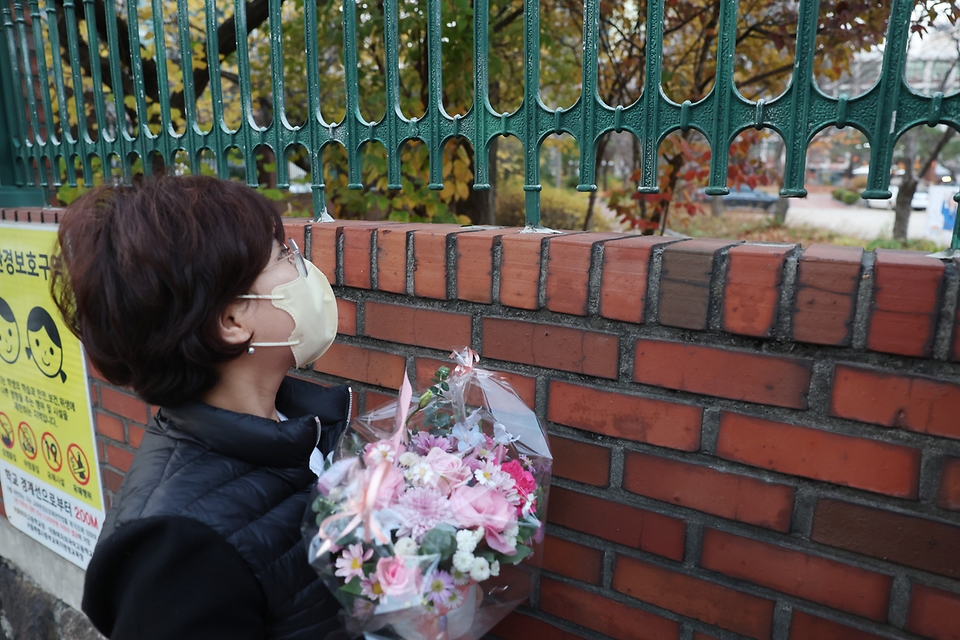 <p>2023학년도 대학수학능력시험(수능)일인 17일 오후 서울 중구 이화여자외국어고등학교 앞에서 한 학부모가 수험생 딸을 기다리고 있다.&nbsp;</p>