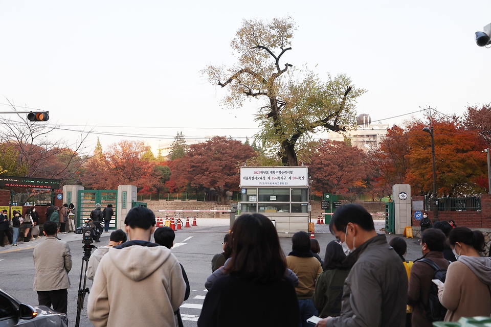 <p>2023학년도 대학수학능력시험(수능)일인 17일 오후 서울 중구 이화여자외국어고등학교 앞에서 수험생을 둔 학부모 등 가족이 기다리고 있다.&nbsp;</p>