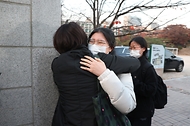<p>2023학년도 대학수학능력시험(수능)일인 17일 오후 서울 중구 이화여자외국어고등학교에서 시험을 마친 한 수험생이 학부모와 포옹을 하고 있다.&nbsp;</p>