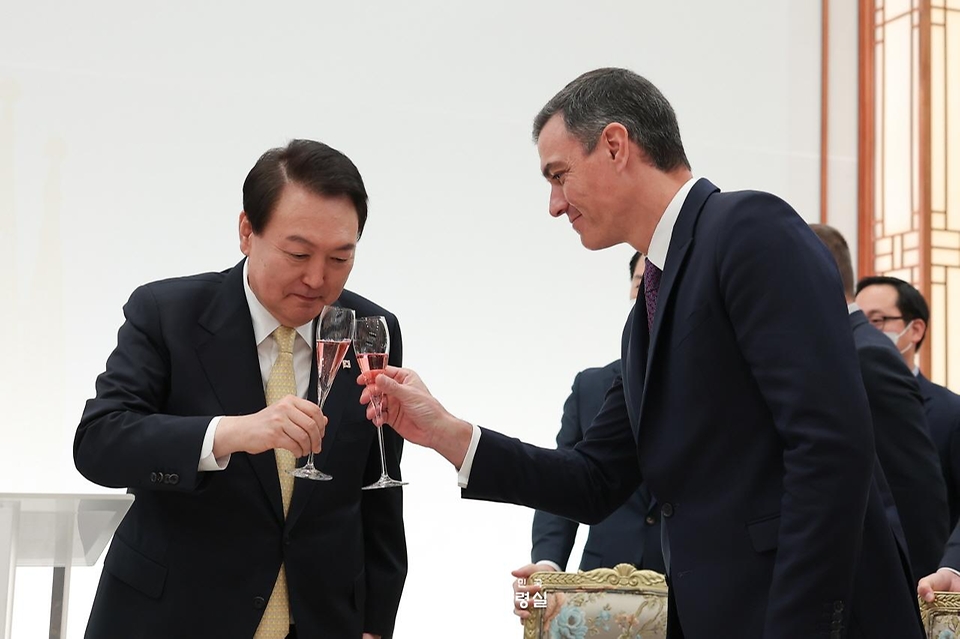 윤석열 대통령과 페드로 산체스 스페인 총리가 18일 서울 용산구 대통령실 청사에서 열린 공식 오찬에서 건배하고 있다. 