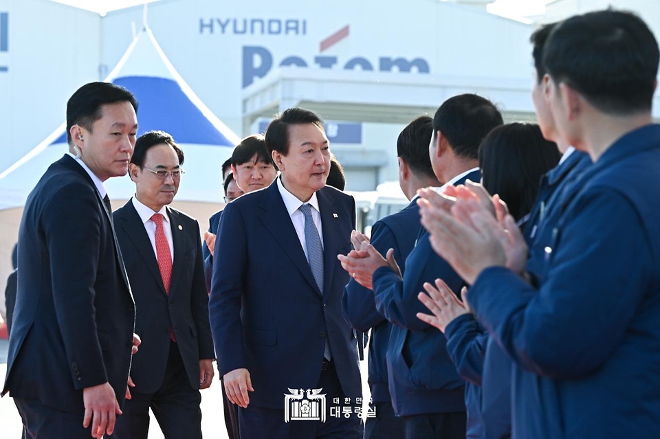 윤석열 대통령이 24일 경남 창원시 현대로템을 방문하고 있다.