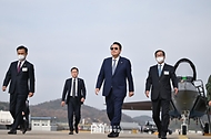 윤석열 대통령이 24일 경남 사천시 한국항공우주산업(KAI)을 방문해 국산 초음속 전투기 KF-21 시범비행을 지켜본 후 이동하고 있다.