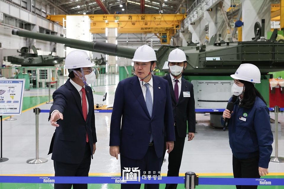 윤석열 대통령이 24일 경남 창원시 현대로템을 방문해 전시 장비에 대한 설명을 듣고 있다.