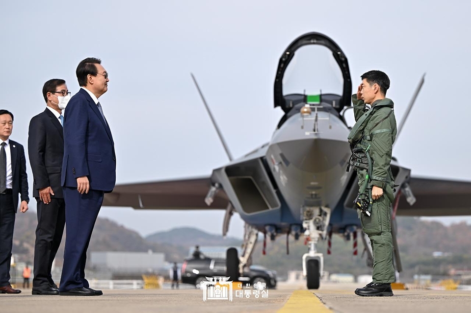 윤석열 대통령이 24일 경남 사천시 한국항공우주산업(KAI)을 방문해 국산 초음속 전투기 KF-21 시범비행을 지켜본 후 조종사인 이진욱 중령의 거수경례를 받고 있다.