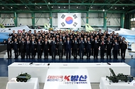 윤석열 대통령이 24일 경남 사천시 한국항공우주산업(KAI) 항공기 조립 공장에서 열린 방산수출전략회의에서 참석자들과 기념 촬영을 하고 있다.
