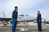 윤석열 대통령이 24일 경남 사천시 한국항공우주산업(KAI)을 방문해 FA-50 전투기를 참관하고 있다.