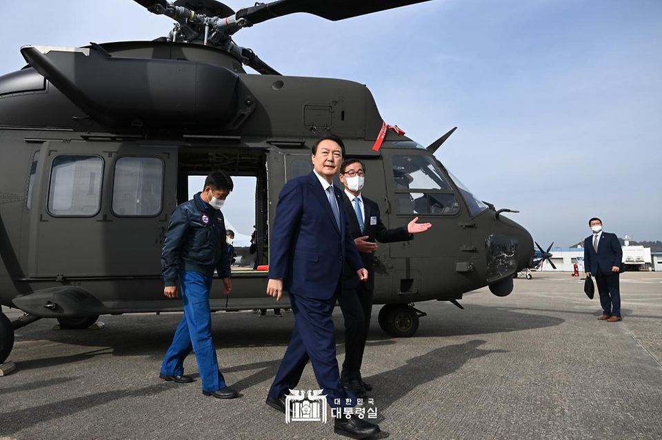 윤석열 대통령이 24일 경남 사천시 한국항공우주산업(KAI)을 방문하고 있다. 