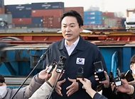 원희룡 국토교통부 장관이 24일 경기 의왕시 내륙컨테이너기지(ICD)를 찾아 취재진의 질문에 답하고 있다.