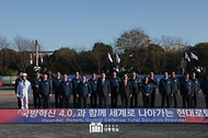 윤석열 대통령이 24일 경남 창원시 현대로템을 방문해 임직원들과 기념촬영을 하고 있다.