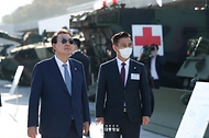 윤석열 대통령이 24일 경남 창원시 현대로템을 방문해 전시 장비를 둘러보고 있다.