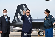 윤석열 대통령이 24일 경남 사천시 한국항공우주산업(KAI)을 방문해 KF-21 시제기 3호기를 참관하며 관계자와 대화를 나누고 있다.