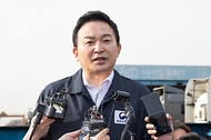 원희룡 국토교통부 장관이 24일 경기 의왕시 내륙컨테이너기지(ICD)를 찾아 취재진의 질문에 답하고 있다.