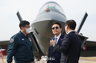 윤석열 대통령이 24일 경남 사천시 한국항공우주산업(KAI)을 방문해 국산 항공기 및 전투기를 참관하고 있다.