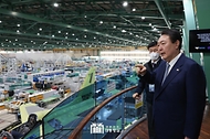 윤석열 대통령이 24일 경남 사천시 한국항공우주산업(KAI)을 방문해 전투기 조립 공장을 살펴보고 있다.