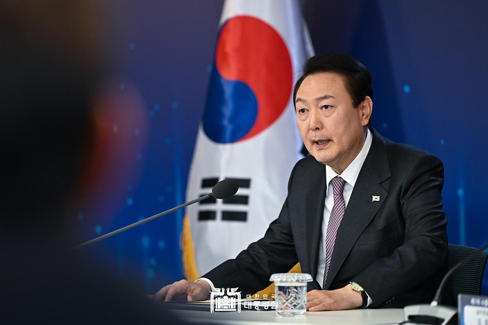 윤석열 대통령이 23일 서울 서초구 대한무역투자진흥공사(KOTRA)에서 열린 제1차 수출전략회의를 주재하고 있다.