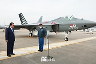 윤석열 대통령이 24일 경남 사천시 한국항공우주산업(KAI)을 방문해 KF-21 시제기 3호기를 참관하고 있다.