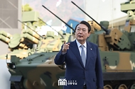 윤석열 대통령이 24일 경남 창원시 한화에어로스페이스를 방문해 전시 장비를 둘러보며 대화하고 있다.