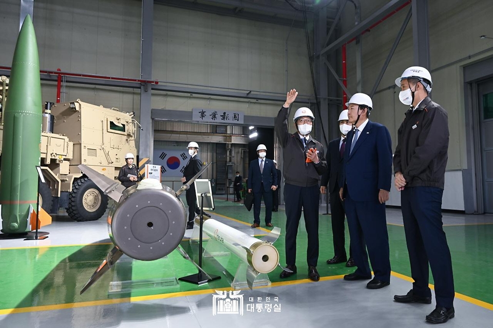 윤석열 대통령이 24일 경남 창원시 한화에어로스페이스를 방문해 전시 장비를 둘러보고 있다. 