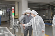 오유경 식품의약품안전처 처장이 24일 인천 중구 대한제분을 방문해 밀가루 제조 현장을 점검하고 있다.
