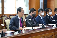 한덕수 국무총리가 25일 서울 종로구 정부서울청사에서 열린 ‘제524회 규제개혁위원회’를 주재하고 있다.