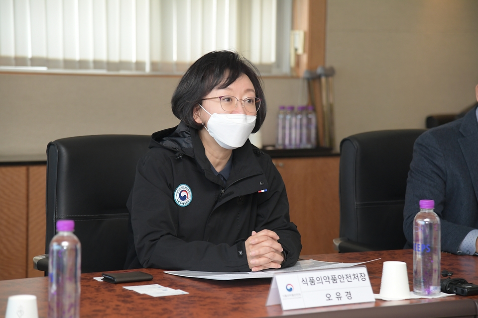 오유경 식품의약품안전처 처장이 24일 인천 중구 대한제분을 방문해 관계자들과 간담회를 하고 있다. 