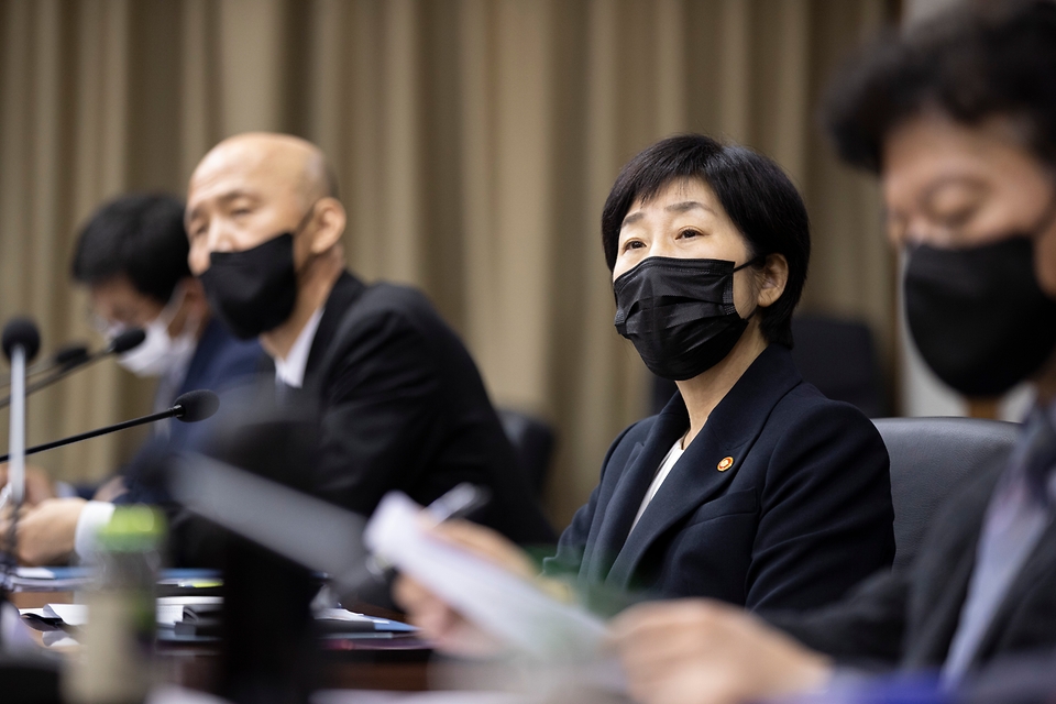 한화진 환경부장관이 29일 오후 서울 한강홍수통제소에서 열린 ‘기후변화 적응을 위한 도시침수 정책간담회’에 참석하여 기후변화 적응과 도시침수 분야 전문가들의 의견을 듣고 홍수 대응 정책 방향에 대해 토의하고 있다.
