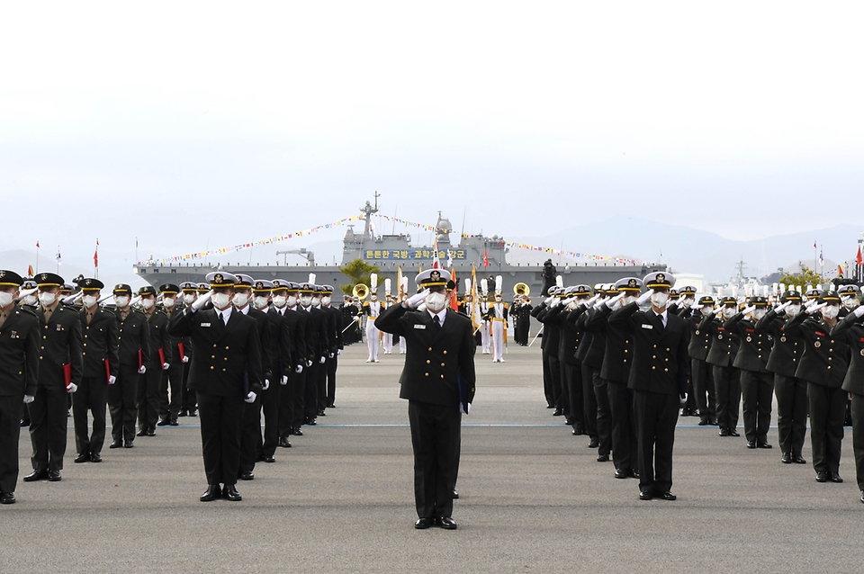 28일 경남 창원시 해군사관학교에서 열린 ‘제133기 해군·해병대 사관후보생(OCS) 임관식’에서 100명의 신임 해군·해병대 장교들이 임관 선서를 하고 있다.