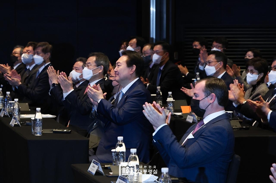 윤석열 대통령이 28일 서울 서초구 JW매리어트호텔에서 열린 ‘미래 우주경제 로드맵 선포식’에서 참석자들과 함께 박수치고 있다.