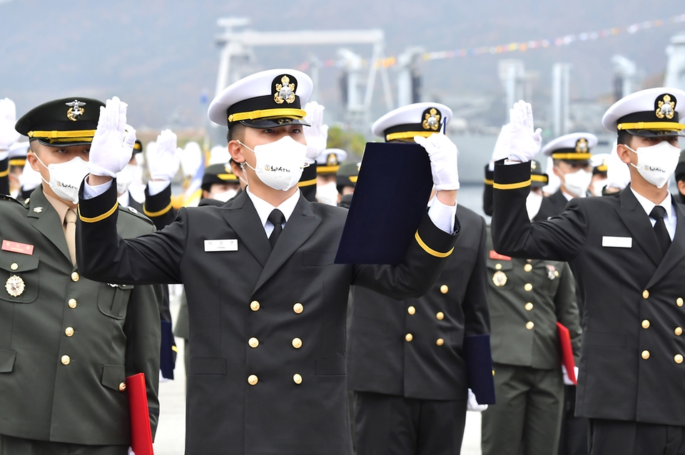 28일 경남 창원시 해군사관학교에서 열린 ‘제133기 해군·해병대 사관후보생(OCS) 임관식’에서 100명의 신임 해군·해병대 장교들이 임관 선서를 하고 있다.