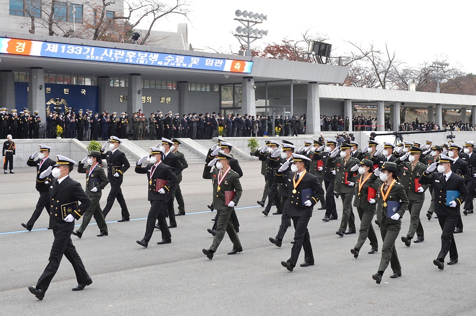 28일 경남 창원시 해군사관학교에서 열린 ‘제133기 해군·해병대 사관후보생(OCS) 임관식’에서 100명의 신임 해군·해병대 장교들이 분열을 하고 있다.
