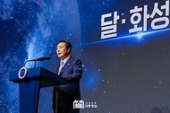 윤석열 대통령이 28일 서울 서초구 JW매리어트호텔에서 열린 ‘미래 우주경제 로드맵 선포식’에서 미래 우주경제 로드맵을 발표하고 있다. 