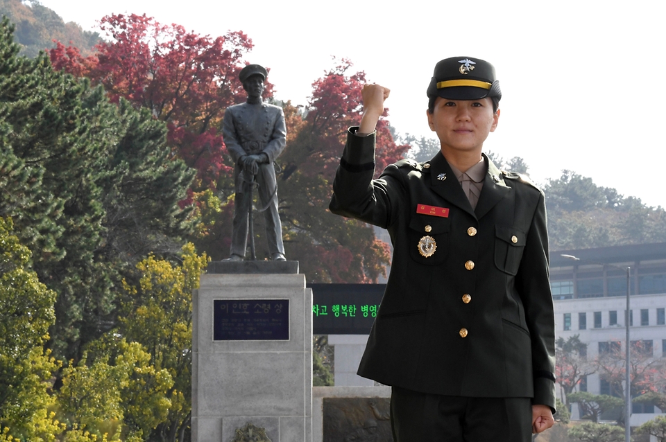 28일 경남 창원시 해군사관학교에서 열린 ‘제133기 해군·해병대 사관후보생(OCS) 임관식’에서 국방부장관상을 수상한 해병대 김미선 소위가 기념촬영을 하고 있다. 