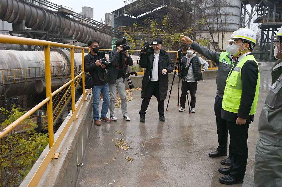 이창양 산업통상자원부 장관이 28일 충북 제천시 아세아시멘트 제천공장에 방문해 공장 주요시설을 둘러보고 있다.