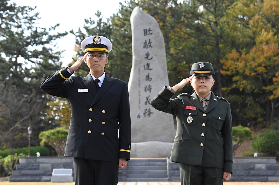 28일 경남 창원시 해군사관학교에서 열린 ‘제133기 해군·해병대 사관후보생(OCS) 임관식’에서 대를 이어 장교가 된 윤호준 소위, 최모성 소위가 기념촬영을 하고 있다. 
