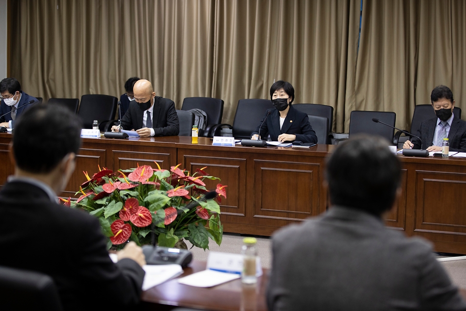 한화진 환경부장관이 29일 오후 서울 한강홍수통제소에서 ‘기후변화 적응을 위한 도시침수 정책간담회’를 주재하면서, “관련 분야 전문가들의 의견을 잘 검토하여 기후 위기 시대에 맞는 도시침수 정책을 마련하겠다”라고 말하고 있다.
