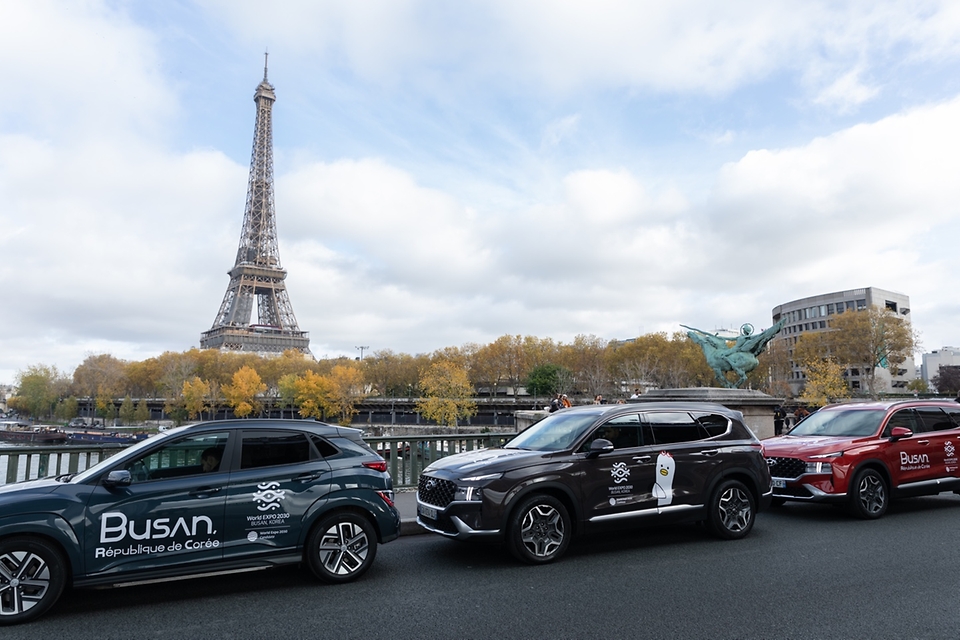 28일(현지시간) 프랑스 파리 비르아켐 다리(Le Pont de Bir-Hakeim) 위에서 부산엑스포 홍보 ‘래핑’을 한 현대자동차 그룹의 차량이 ‘2030 부산세계박람회(엑스포)’ 유치를 위한 홍보 활동을 벌이고 있다.