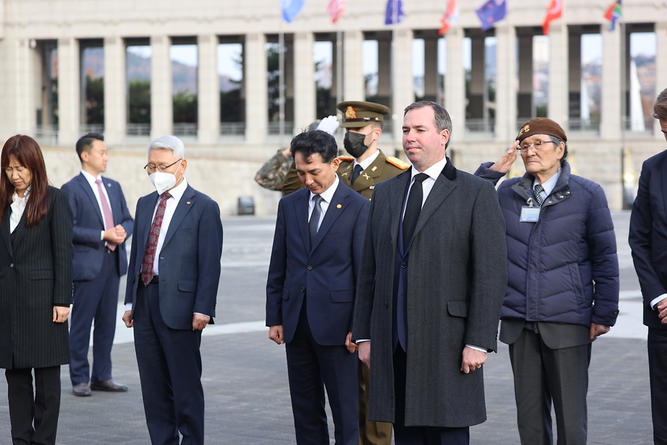 박민식 국가보훈처장이 29일 오후 서울시 용산구 전쟁기념관 평화의 광장에서 한국을 방한한 기욤 룩셈부르크 왕세자를 만나 함께 룩셈부르크 참전비에 헌화를 하고 있다