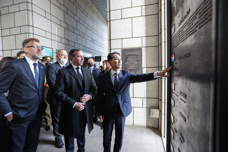 박민식 국가보훈처장이 29일 오후 서울시 용산구 전쟁기념관 평화의 광장에서 한국을 방한한 기욤 룩셈부르크 왕세자를 만나 함께 전사자 명비를 살펴보고 있다