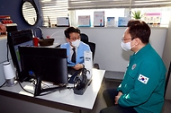조규홍 보건복지부 장관이 30일 서울 의원급 의료기관에서 코로나19 2가백신 추가 접종 전 예진하고 있다.