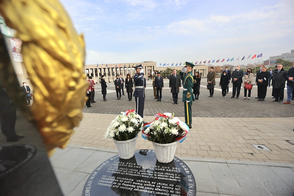 박민식 국가보훈처장이 29일 오후 서울시 용산구 전쟁기념관 평화의 광장에서 한국을 방한한 기욤 룩셈부르크 왕세자를 만나 함께 룩셈부르크 참전비에 헌화를 하고 있다