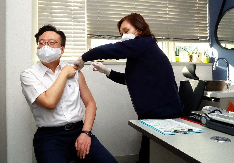 조규홍 보건복지부 장관이 30일 서울 의원급 의료기관을 방문해 코로나19 2가백신 추가 접종을 받고 있다. 