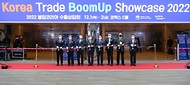 박재영 산업통상자원부 무역정책관이 1일 서울 강남구 코엑스에서 열린 ‘2022 붐업코리아 수출상담회’에 참석해 관계자들과 테이프 컷팅을 하고 있다. 
