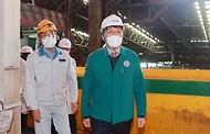 장영진 산업통상자원부 1차관이 2일 전북 군산시 세아베스틸 군산공장을 방문해 철강재 생산 및 출하현장을 둘러보고 있다.
