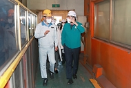 장영진 산업통상자원부 1차관이 2일 전북 군산시 세아베스틸 군산공장을 방문해 화물연대 집단 운송거부 관련 철강산업 현장점검을 하고있다. 