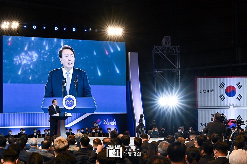 윤석열 대통령이 5일 서울 강남구 코엑스에서 열린 제59회 무역의 날 기념식에서 축사를 하고 있다.