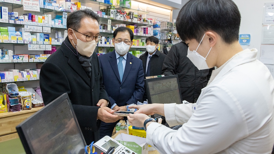 박민수 보건복지부 제2차관이 5일 세종시 아름동의 한 공공심야약국을 방문해 제품을 구입하고 있다. 