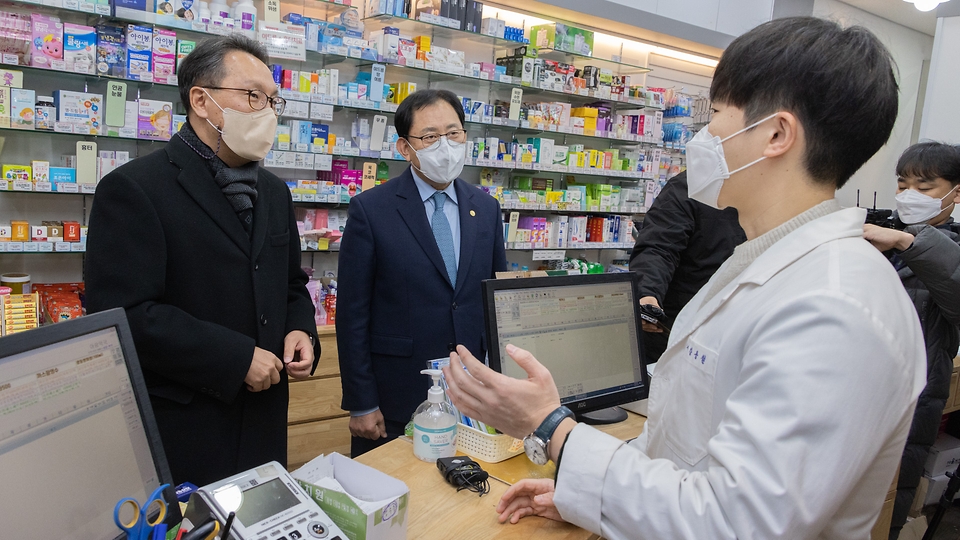 박민수 보건복지부 제2차관이 5일 세종시 아름동의 한 공공심야약국을 방문해 약사와 이야기를 하고 있다. 