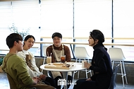 김건희 여사가 8일 부산 금정구 부산대역 인근 ‘몽실커피’를 방문해 자립준비청년들과 대화를 나누고 있다. 